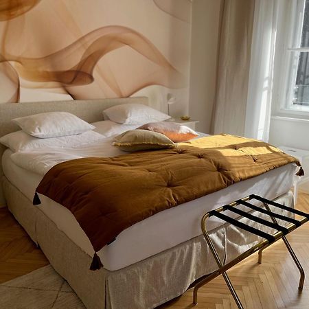 Golden Flat By Grazrentals With Parkview - Brandnew & Free Parking ภายนอก รูปภาพ