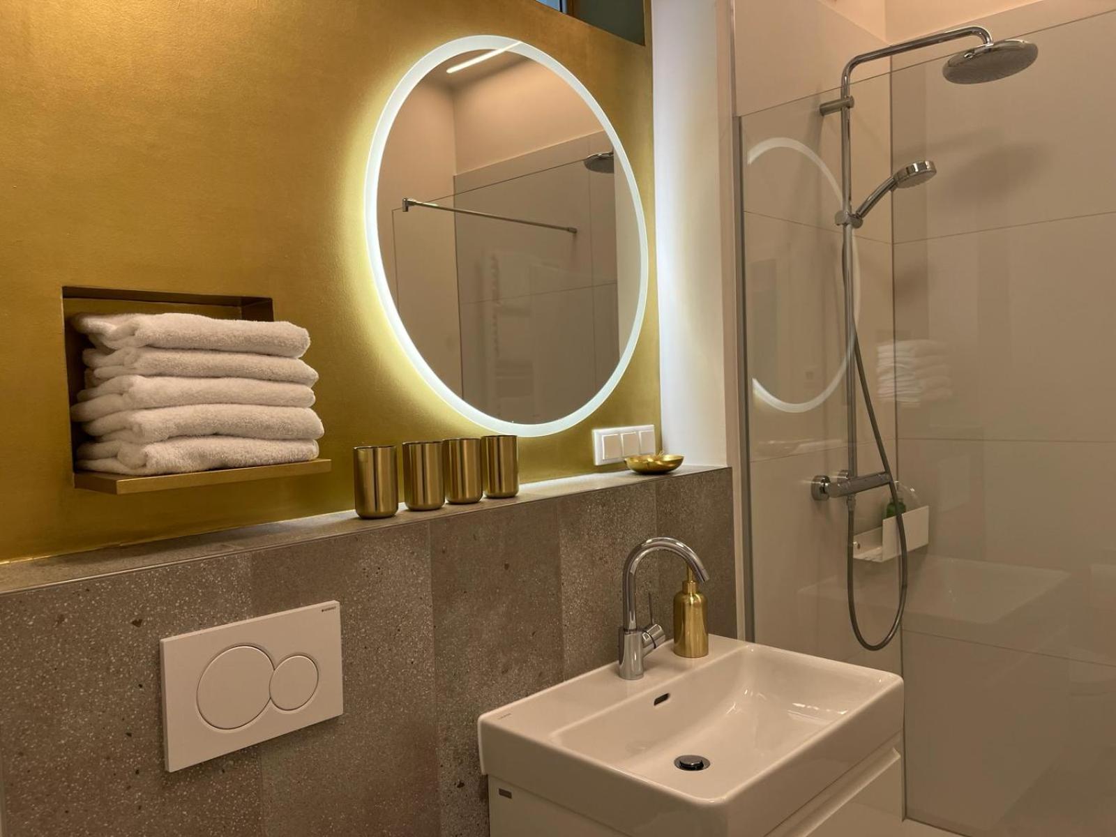 Golden Flat By Grazrentals With Parkview - Brandnew & Free Parking ภายนอก รูปภาพ