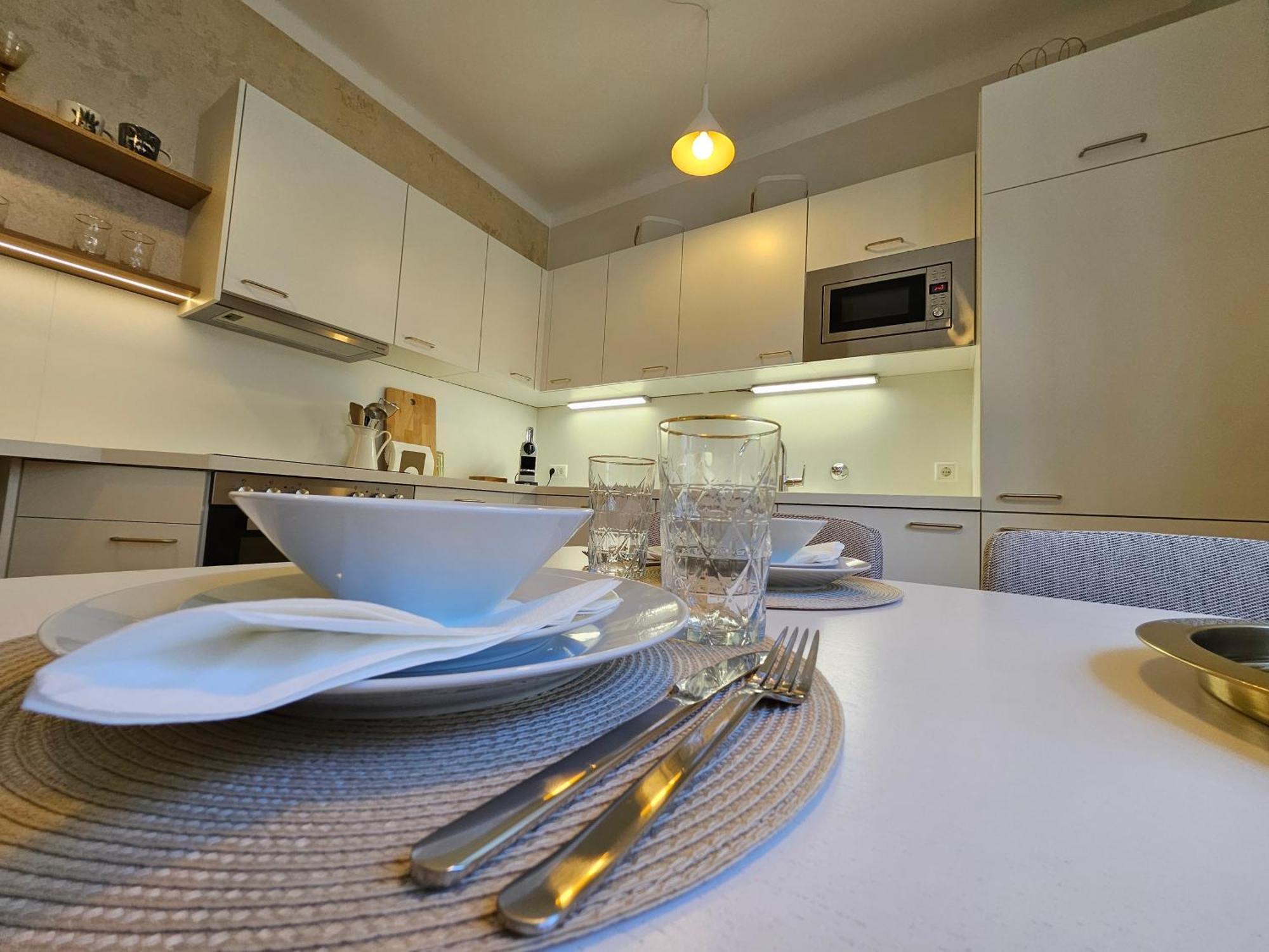 Golden Flat By Grazrentals With Parkview - Brandnew & Free Parking ภายนอก รูปภาพ